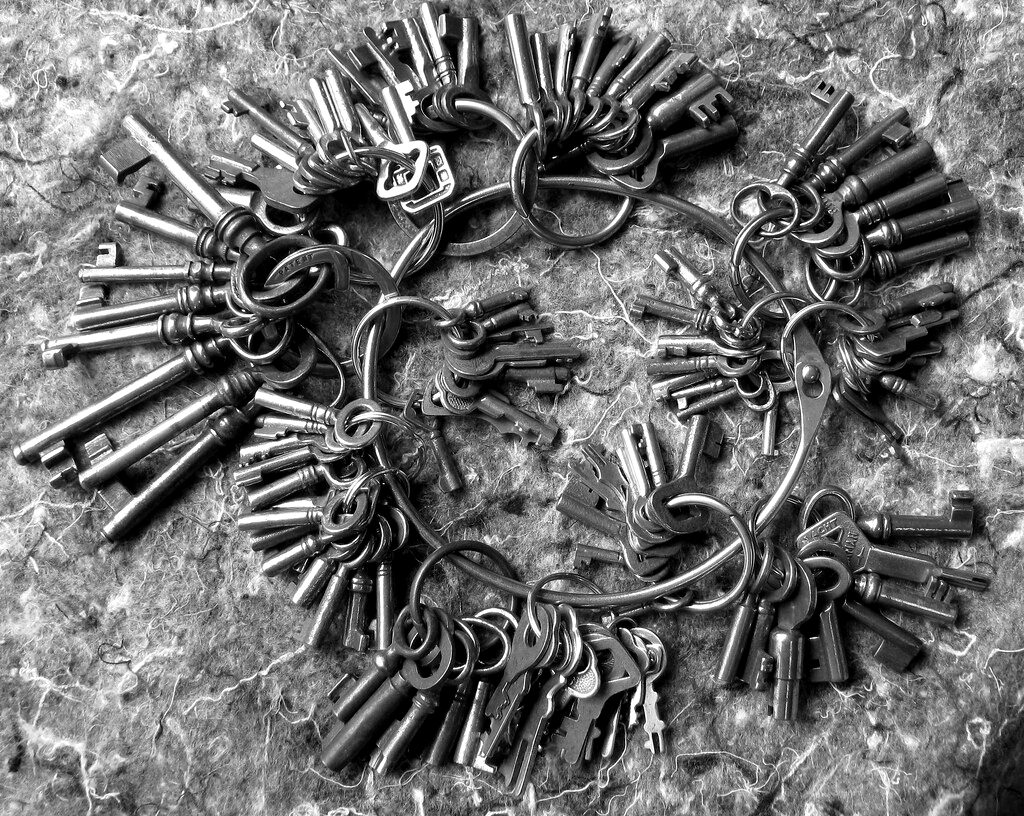 A large heap of old keys on rings
